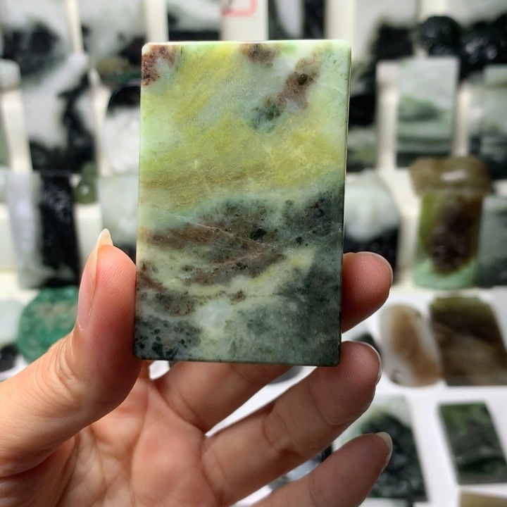 独山玉未镶嵌颈饰有瑕