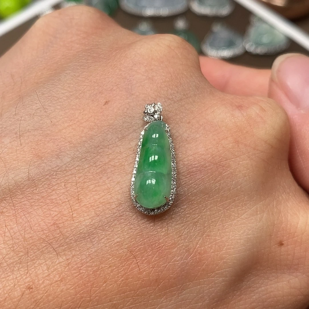 翡翠18K金镶嵌颈饰福豆