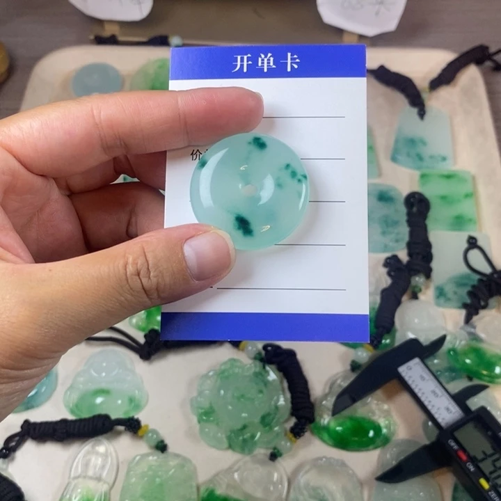颈饰未镶嵌翡翠平安扣