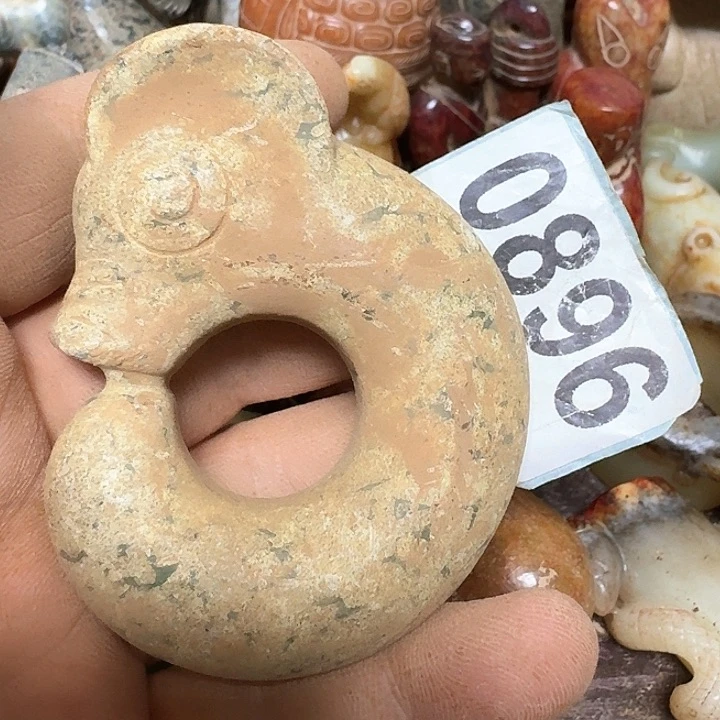 蛇纹石玉颈饰未镶嵌