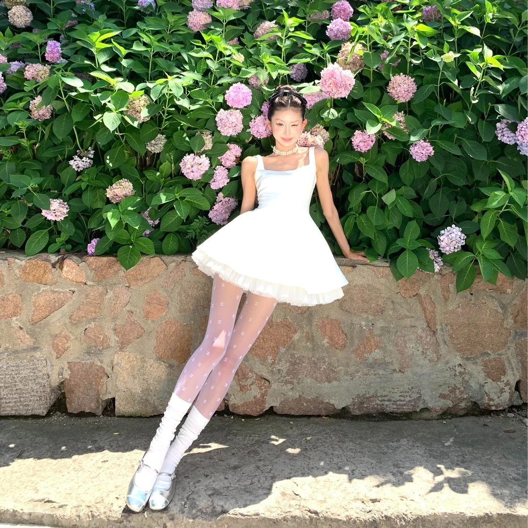 纯欲风白色吊带连衣裙女夏新款甜辣妹收腰显瘦芭蕾风a字百搭短裙