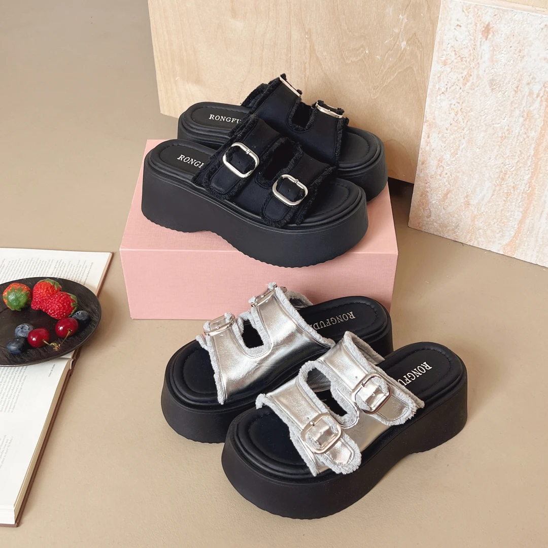 网红爆款厚底拖鞋女外穿2025夏新款高级感配裙子松糕皮带扣一字拖