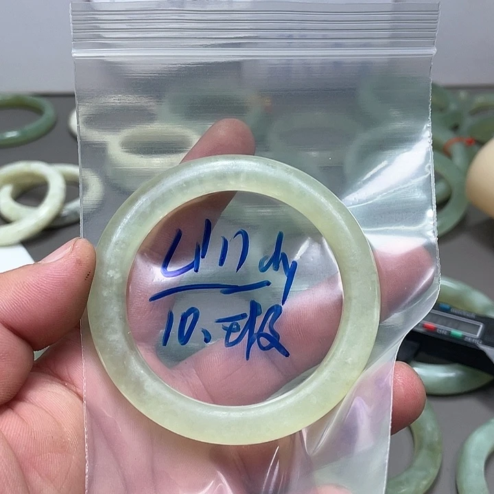 蛇纹石玉未镶嵌手镯L****屾