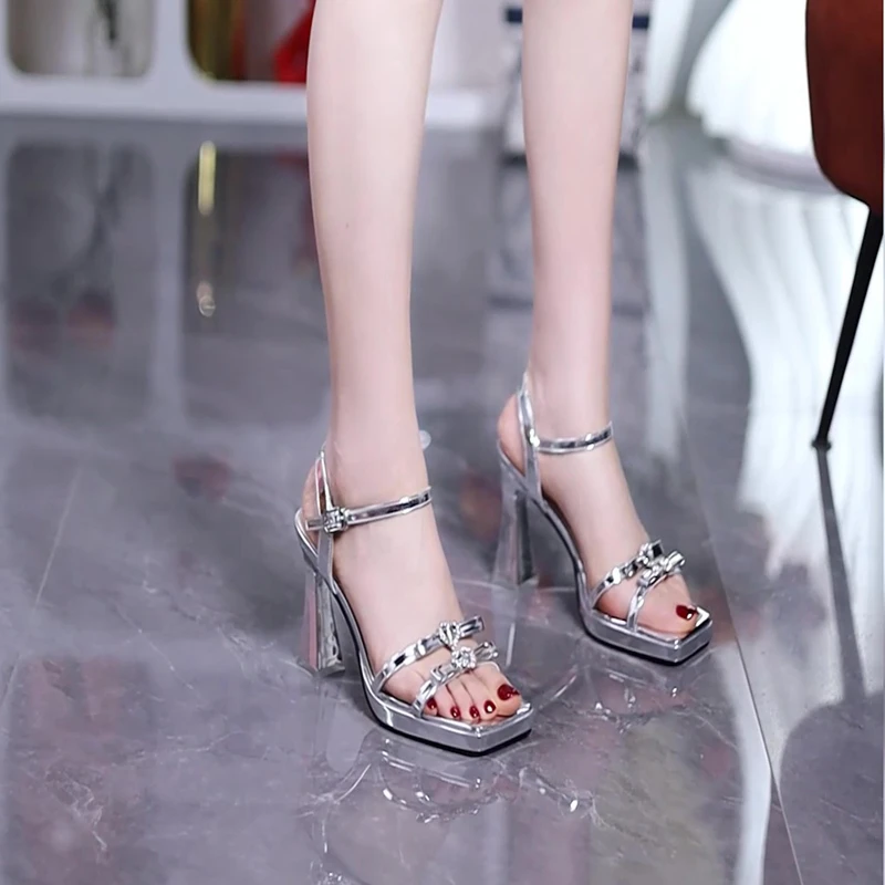 9cm法式气质方头蝴蝶结一字带高跟凉鞋2025夏银色防水台露趾粗跟