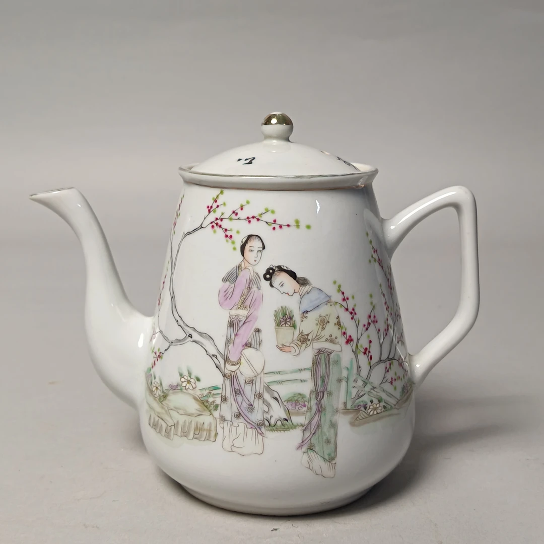 【010022789】民国 粉彩人物诗文壶