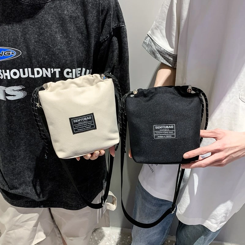 休闲单肩斜挎包轻便女手机包简约男士挎包小方包超火潮抽绳收纳包