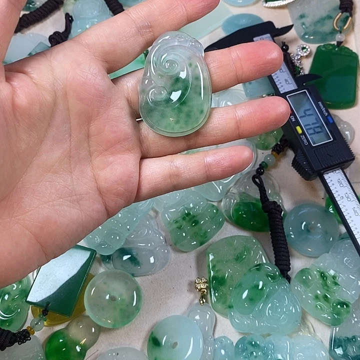 翡翠未镶嵌颈饰如意