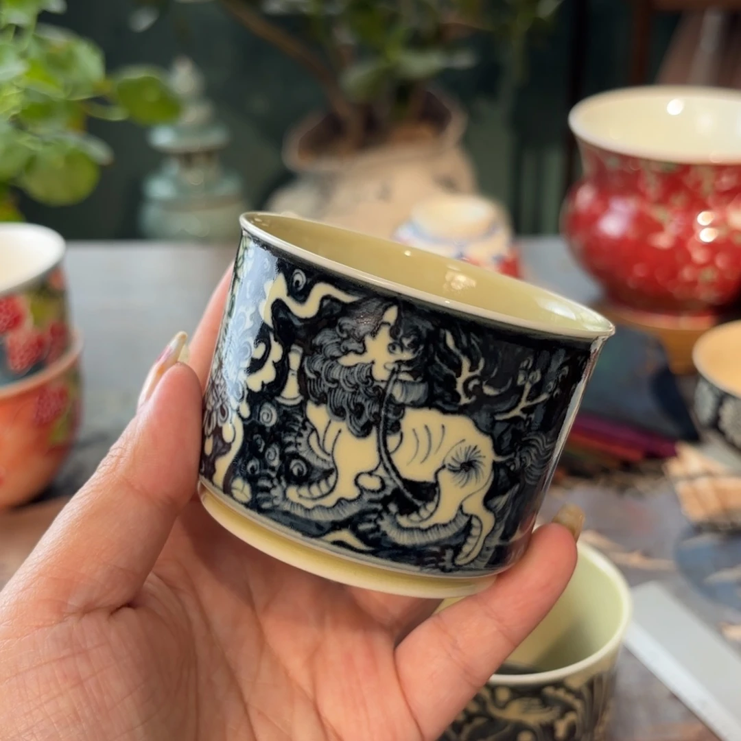 青花二号釉狮子直筒杯
