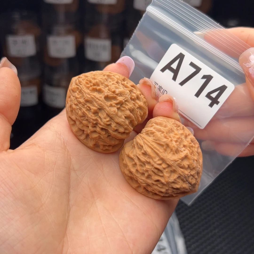 文玩核桃吊坠金牛40