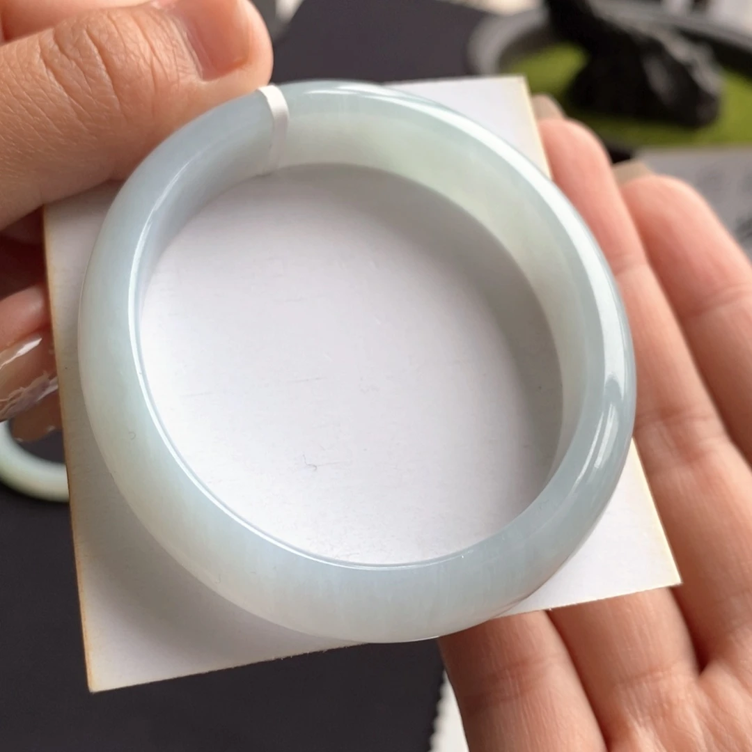 翡翠手镯未镶嵌翡翠