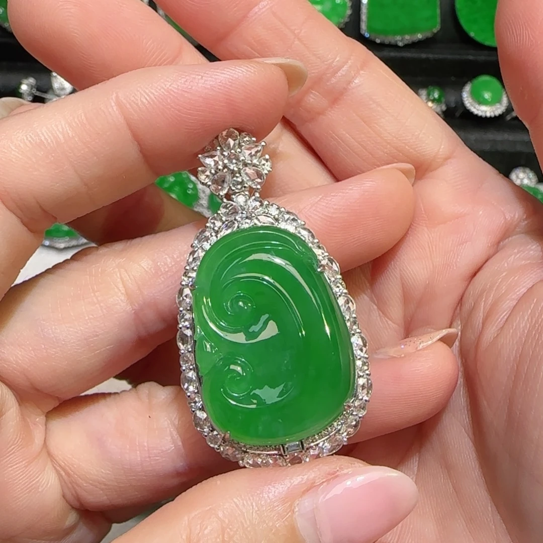 翡翠18K金镶嵌颈饰吊坠