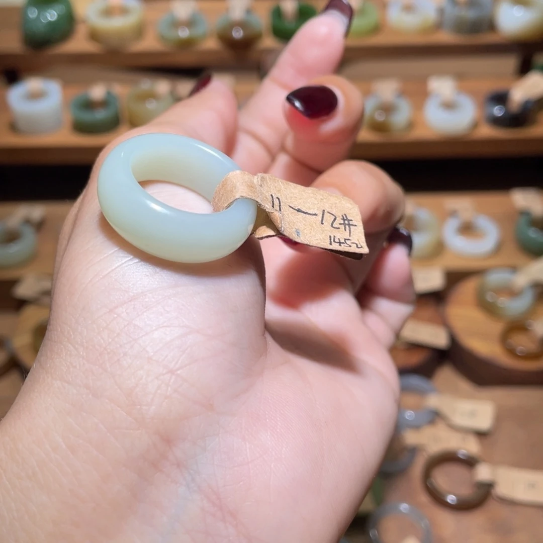 和田玉戒指未镶嵌骄**猫16.3送隐形贴