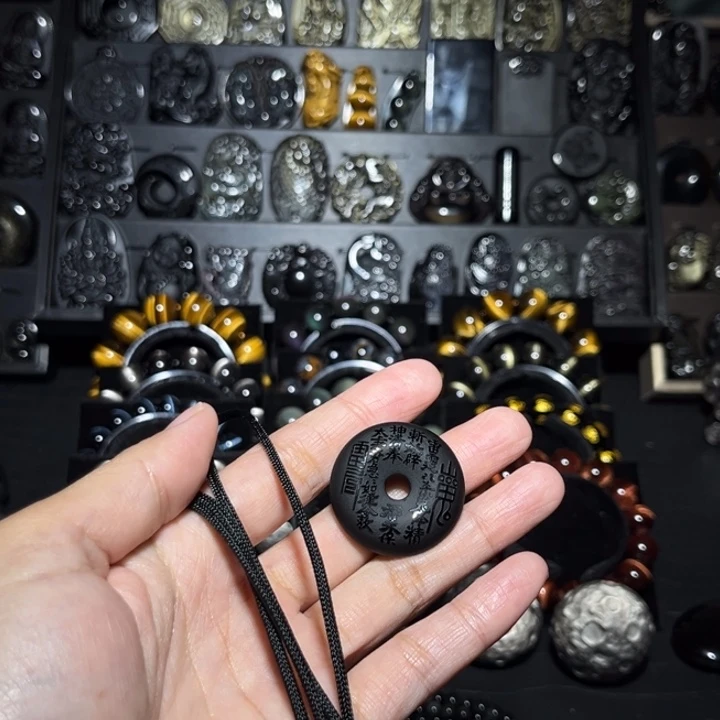 闲***着黑曜岩未镶嵌颈饰