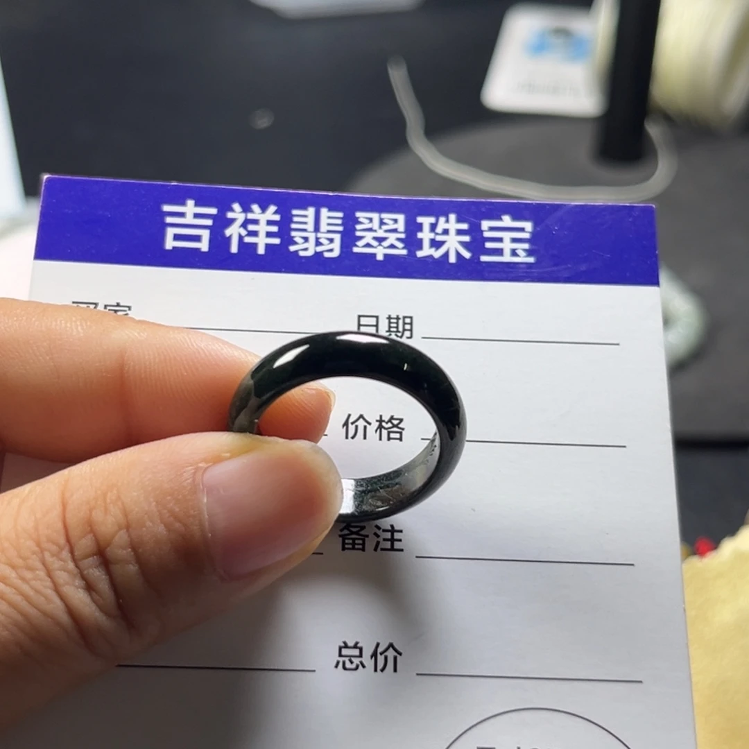 翡翠未镶嵌颈饰戒指