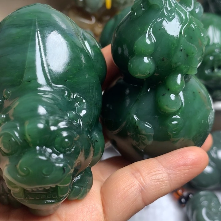 大***在和田玉未镶嵌颈饰