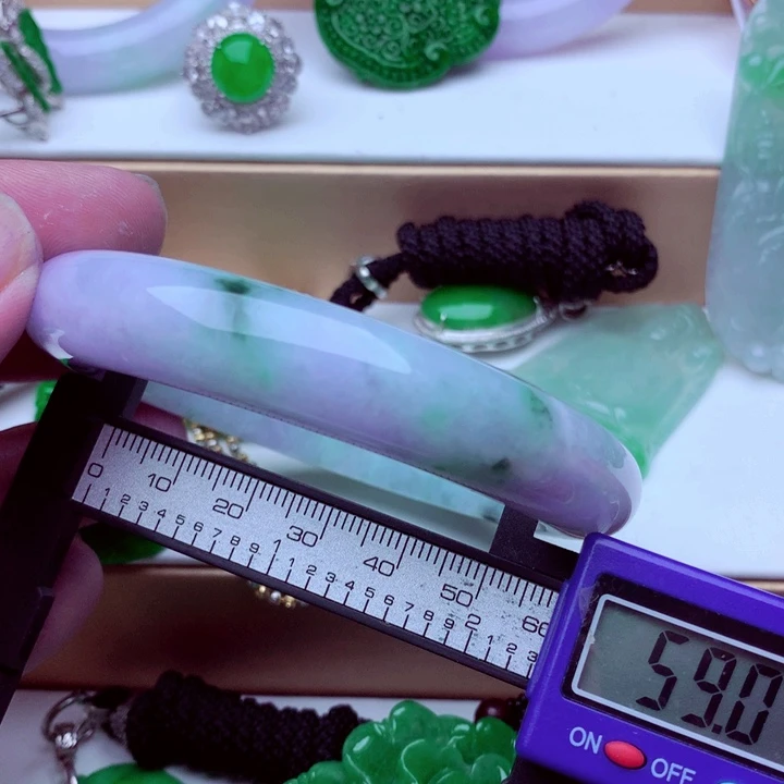 翡翠手镯未镶嵌…．．