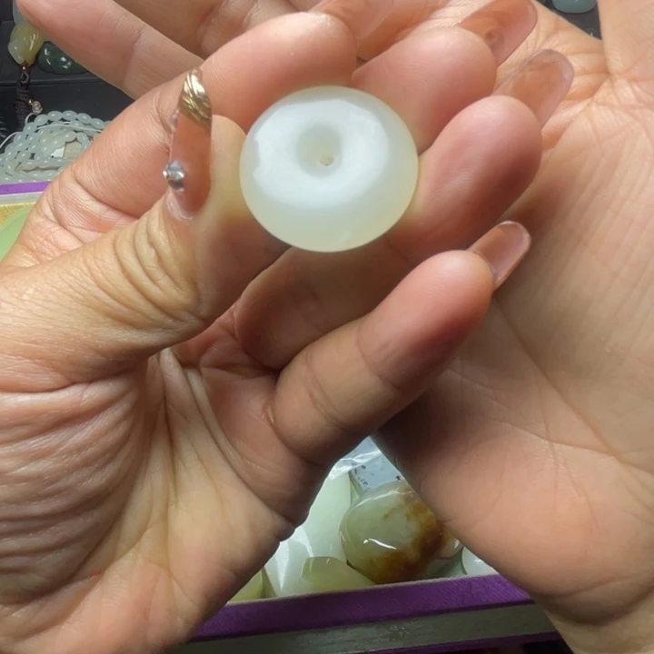 和田玉未镶嵌珠宝半成品有包容