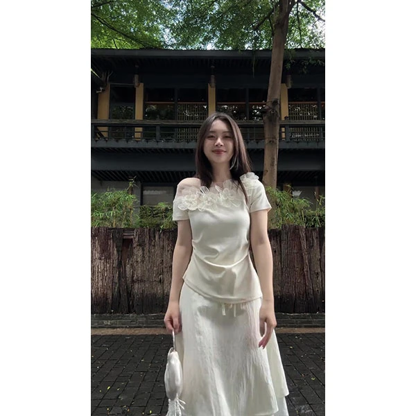 韩系温柔风蕾丝拼接斜肩短袖t恤女夏季显瘦立体花朵上衣+裙子套装