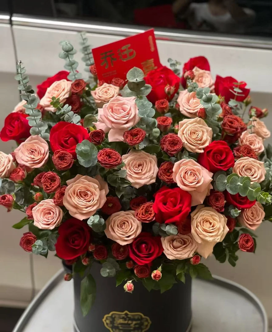 复古色鲜花：卡布奇诺+红玫瑰+香槟+多头巧克力+尤加利