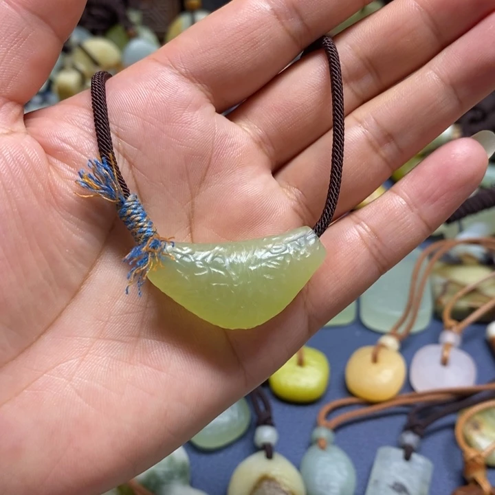 小***爱蛇纹石玉未镶嵌颈饰