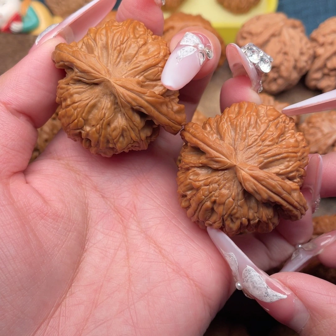 把件文玩核桃全品红皮大克重，老树白狮子46