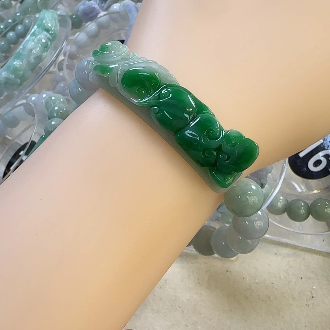 翡翠未镶嵌颈饰手牌