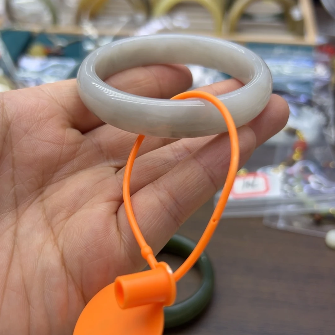 和田玉未镶嵌手镯54.2圈围540瑕