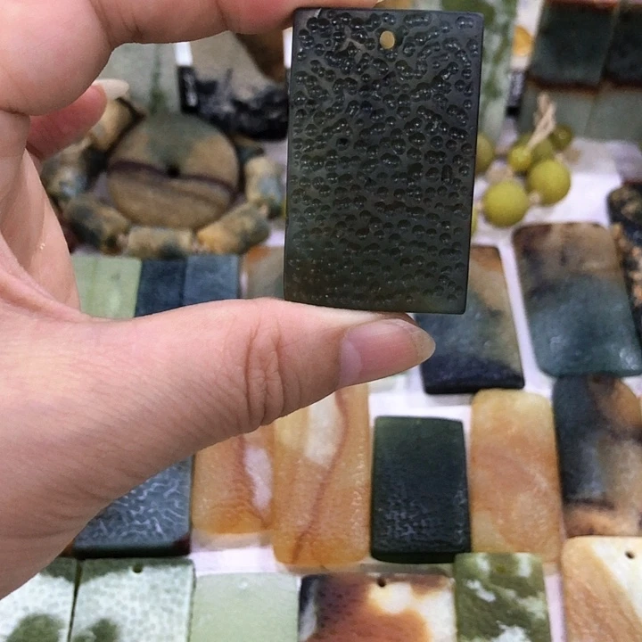 蛇纹石玉未镶嵌吊坠