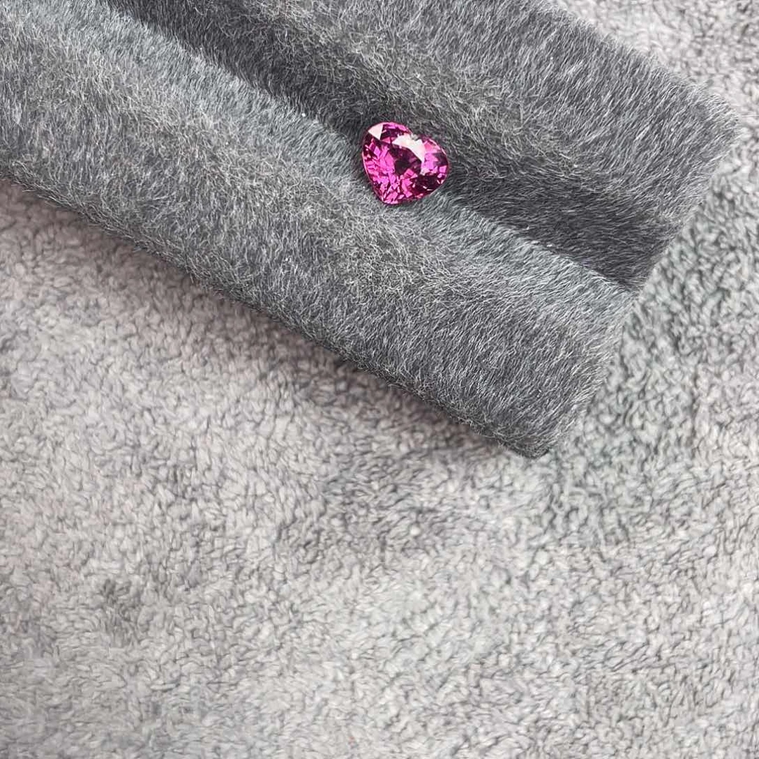 石榴石裸石未镶嵌1.49Ct。