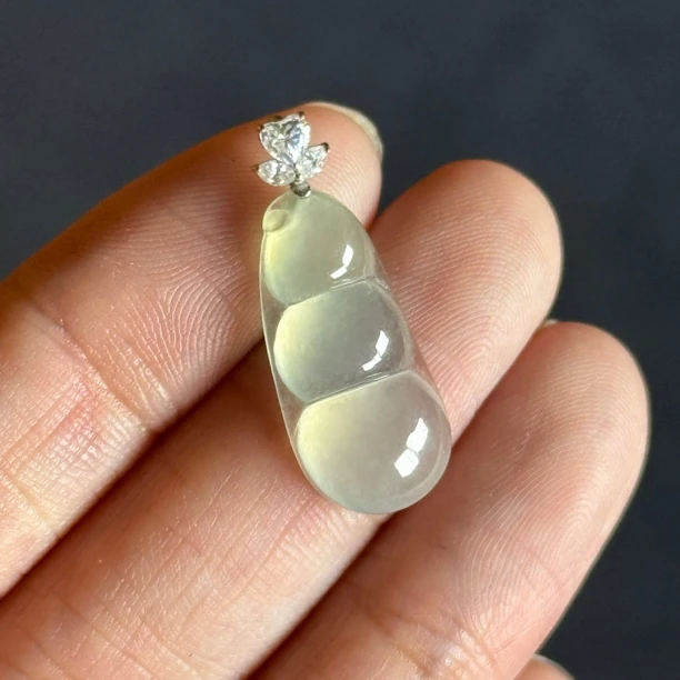 缅甸a货翡翠冰晴甜绿小福豆冰透精致(赠链)实物不大，看好尺寸再拍