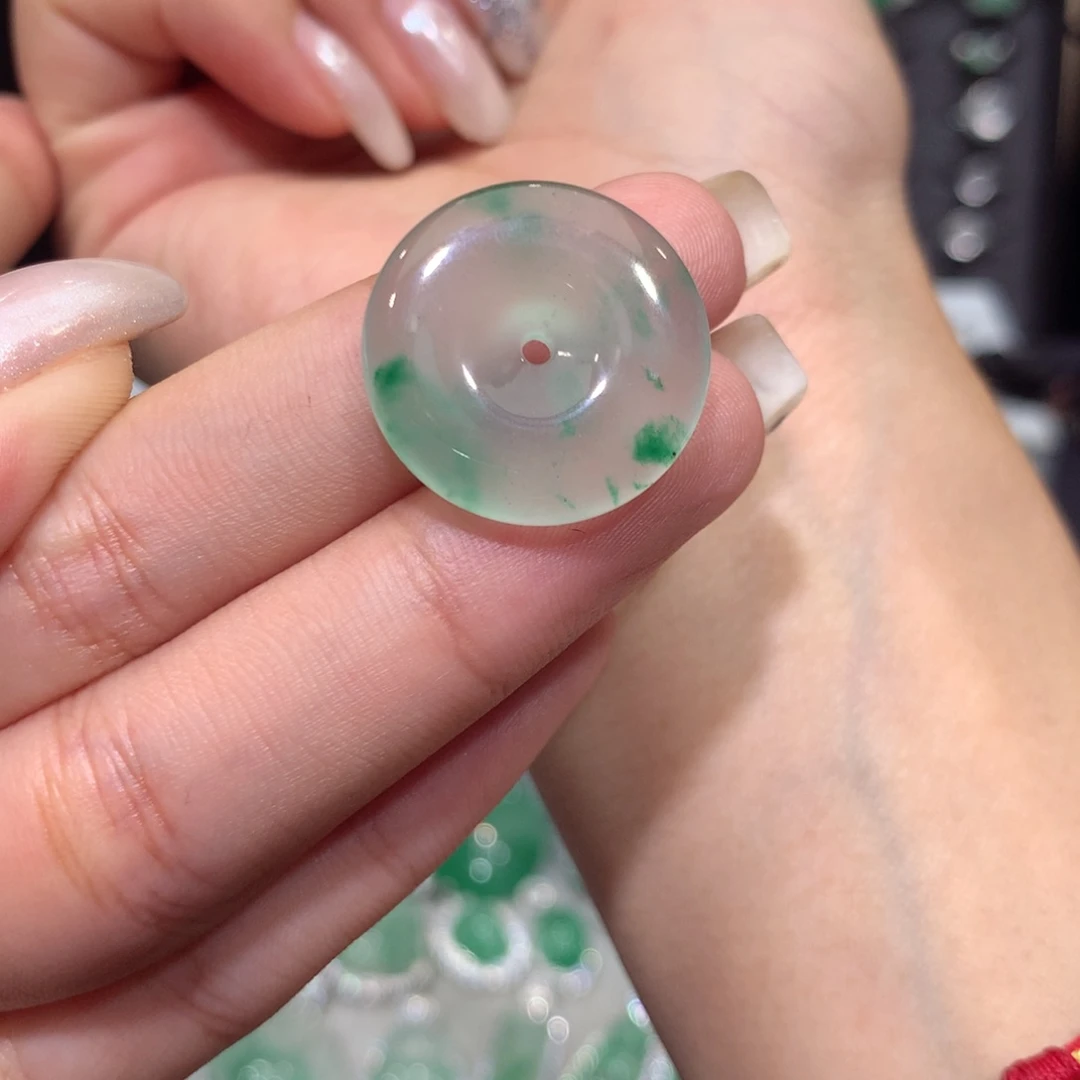 颈饰未镶嵌石英质玉（非洲翠）