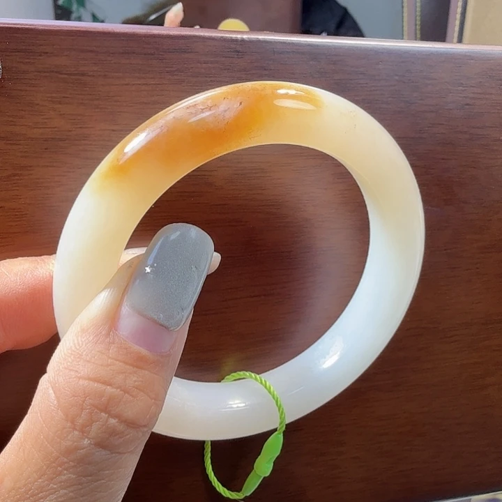 黄***涵和田玉未镶嵌手镯