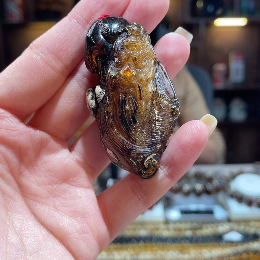 琥珀颈饰未镶嵌雕刻