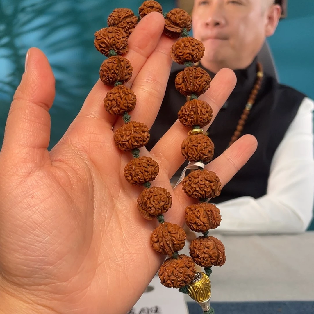 蟠桃核祥云罗汉核雕作品