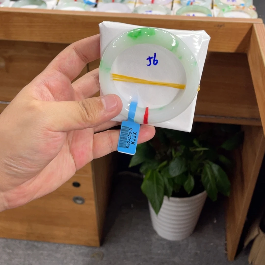翡翠手镯未镶嵌天然翡翠