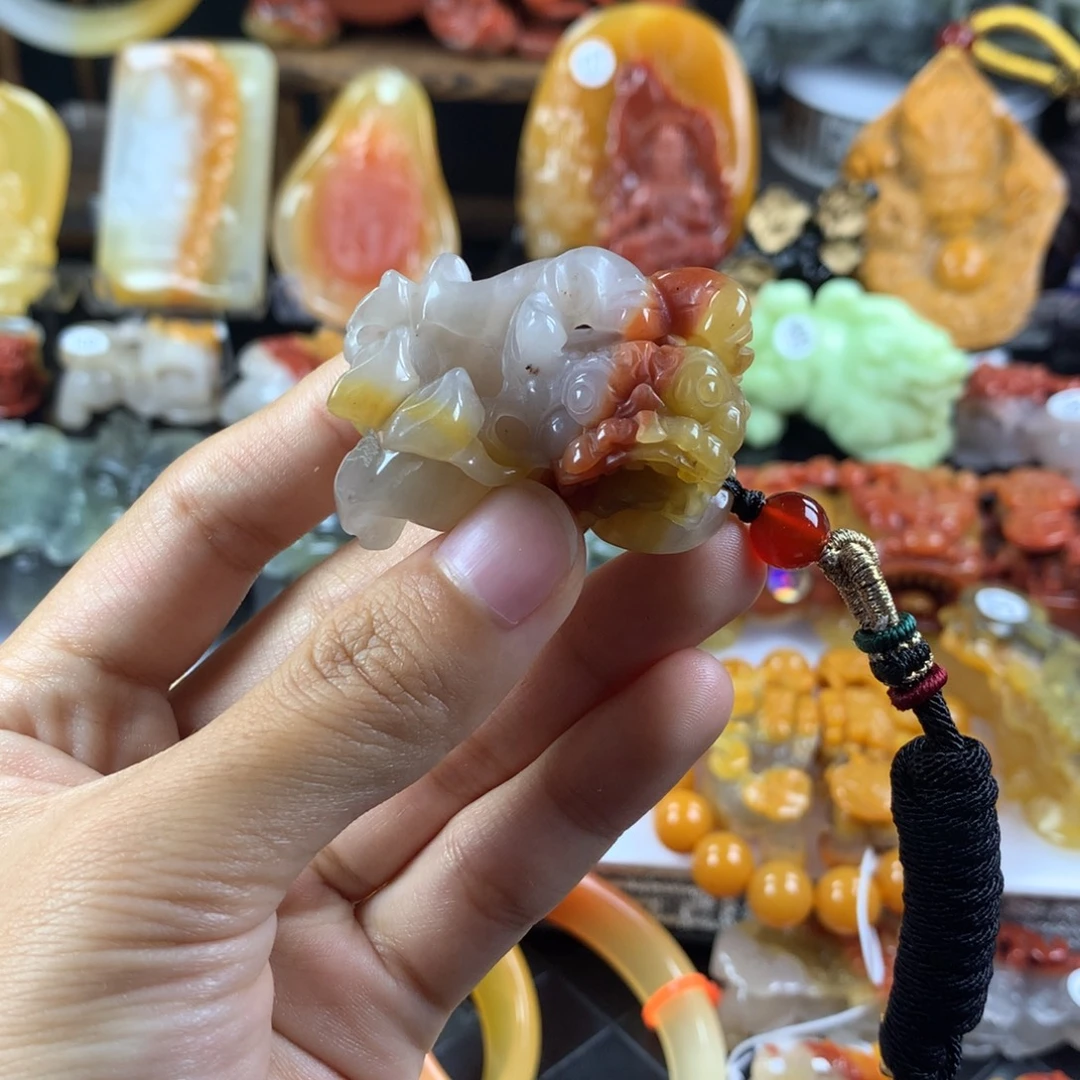 未镶嵌石英质玉（黄龙玉）挂件
