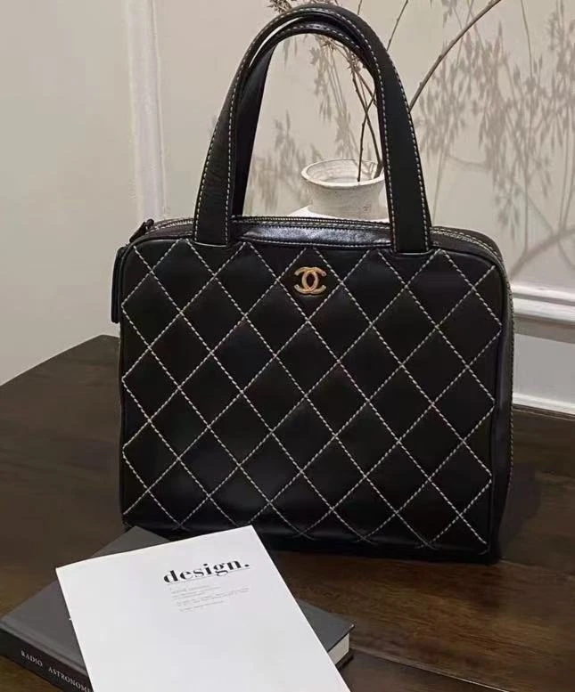 95新 Chanel/香奈儿 展会外场！黑色外缝线薇薇安手提托特包