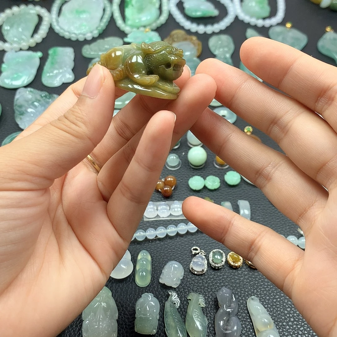 翡翠未镶嵌颈饰貔貅