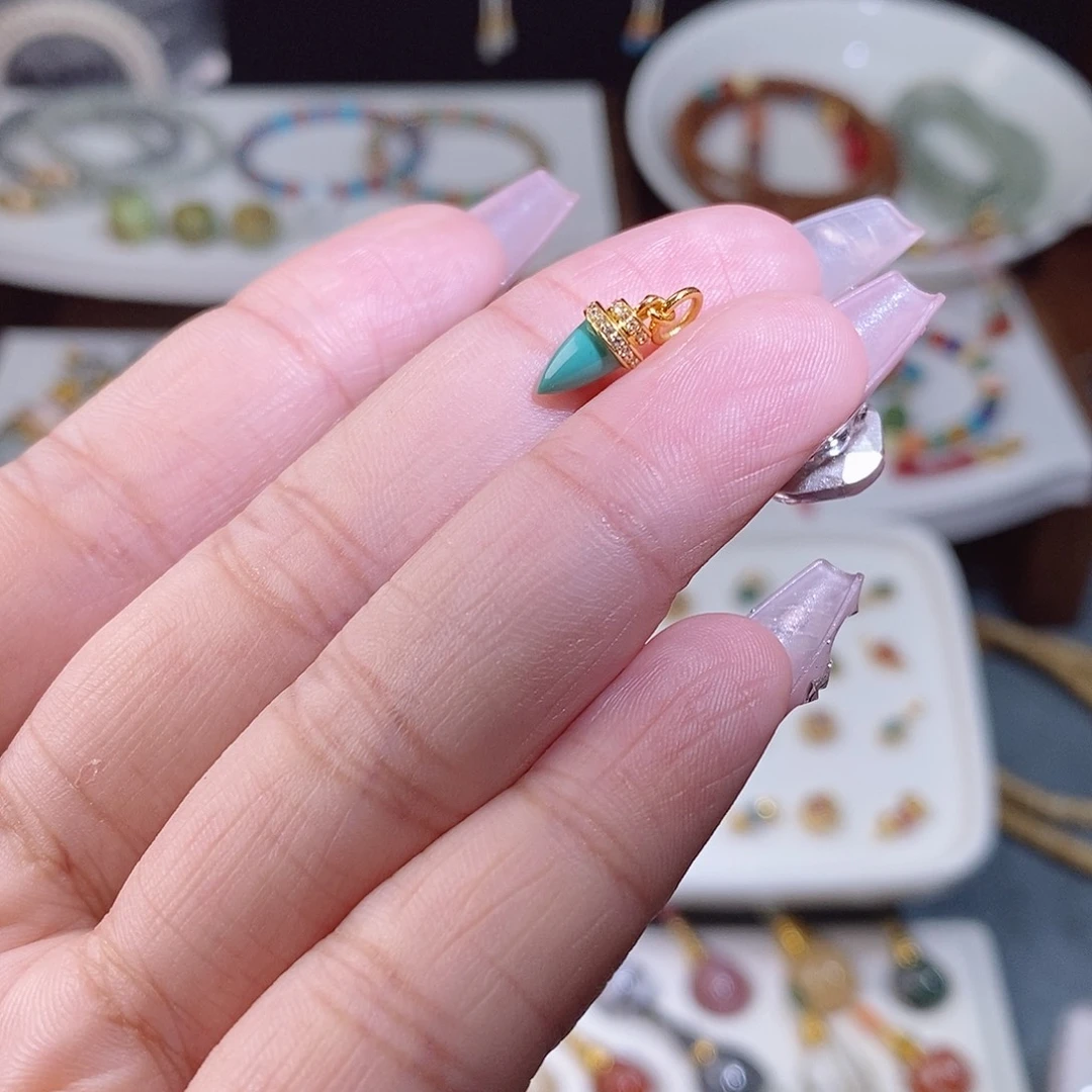 绿松石18K金镶嵌颈饰松果提溜