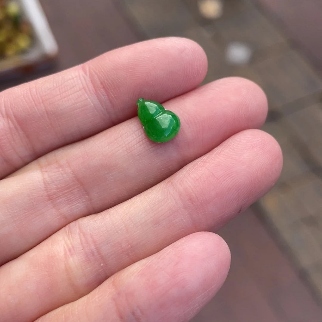 翡翠未镶嵌颈饰葫芦