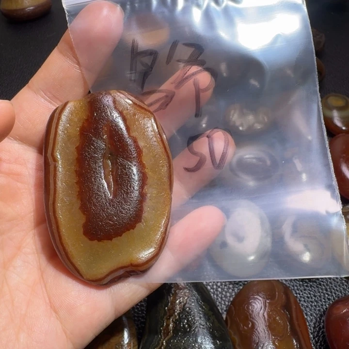 鸟***爷瓷片马达加斯加奇石手把件浮雕