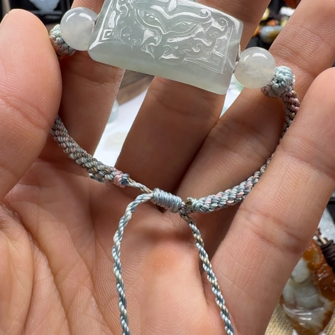 翡翠未镶嵌颈饰阿*。