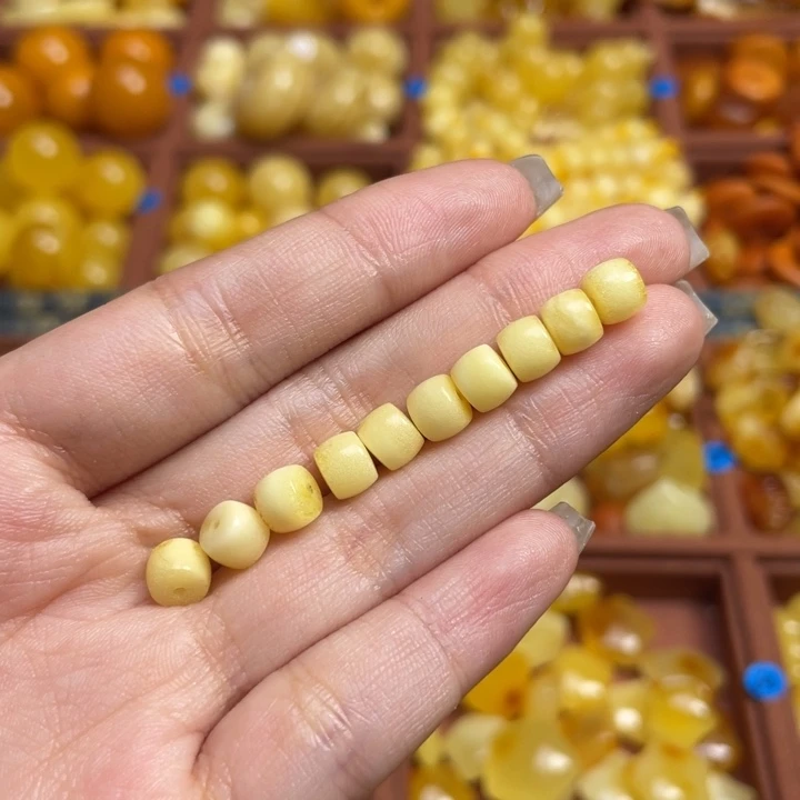 默***蜜蜡未镶嵌珠宝奇石浓蜡珠子微微瑕