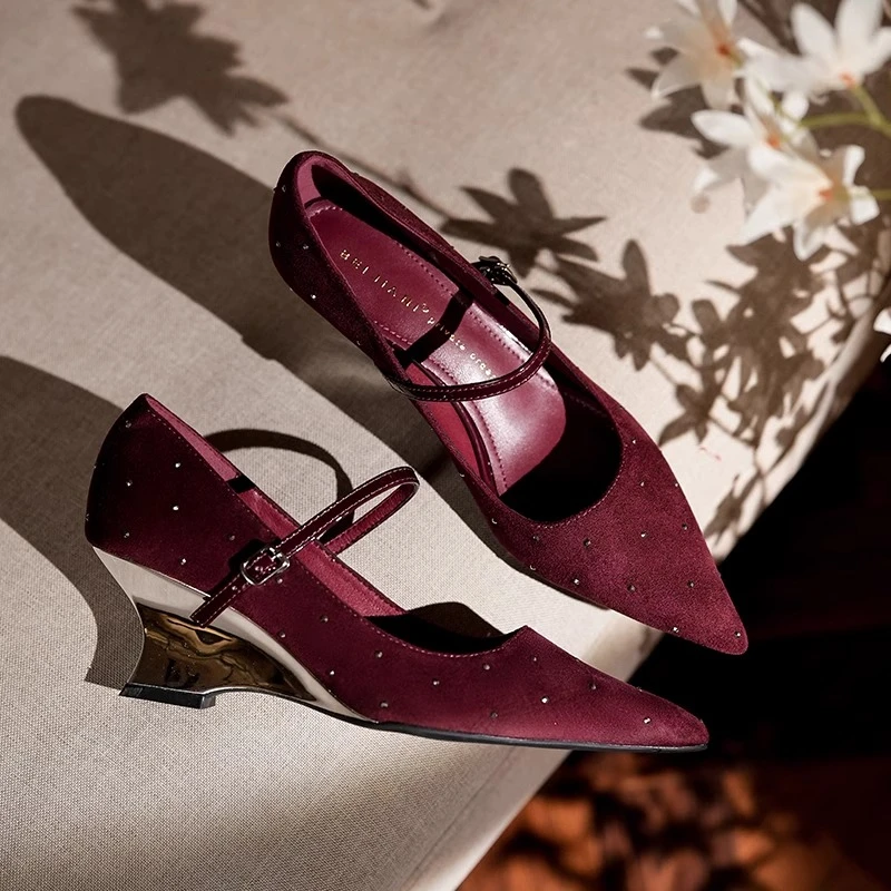 酒红色2025春秋新款尖头小众设计异形玛丽珍粗跟单鞋女旗袍订婚鞋
