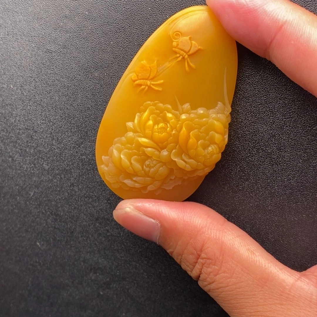 石英质玉未镶嵌颈饰倪**贝