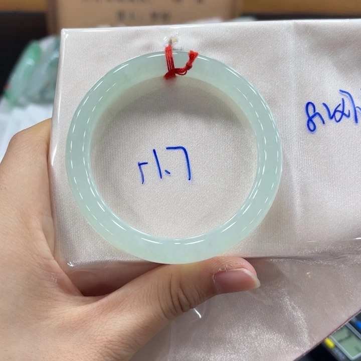 翡翠手镯未镶嵌翡翠