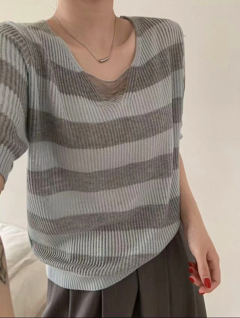 2025夏季薄款V领冰丝短袖时尚洋气时髦针织衫宽松镂空上衣百搭款