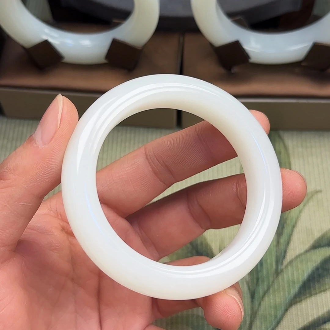 和田玉未镶嵌手镯