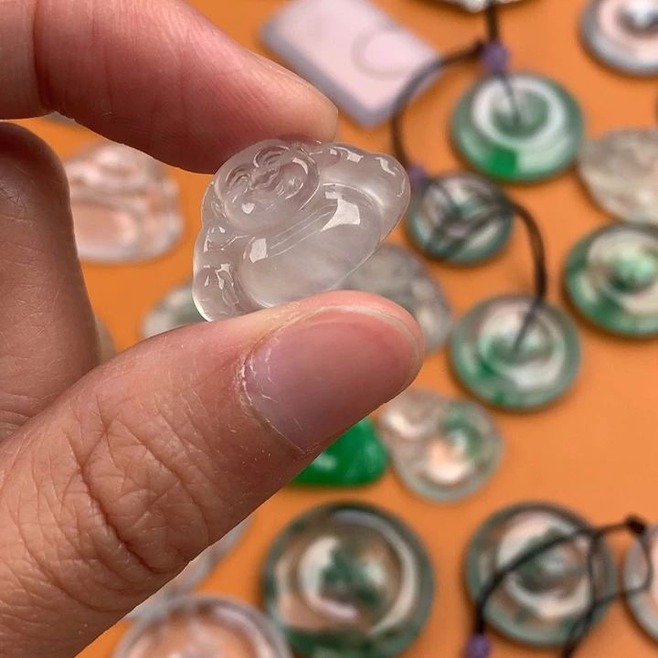 翡翠挂件未镶嵌…..