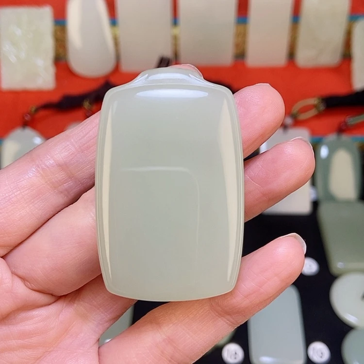 【闪购商品】颈饰未镶嵌和田玉老**士